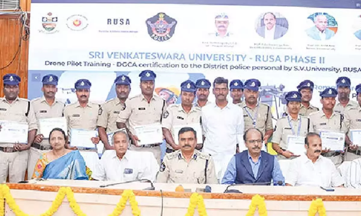 Andhra: 20 पुलिसकर्मियों को DGCA का ड्रोन पायलट सर्टिफ़िकेशन मिला Andhra: 20 पुलिसकर्मियों को DGCA का ड्रोन पायलट सर्टिफ़िकेशन मिला