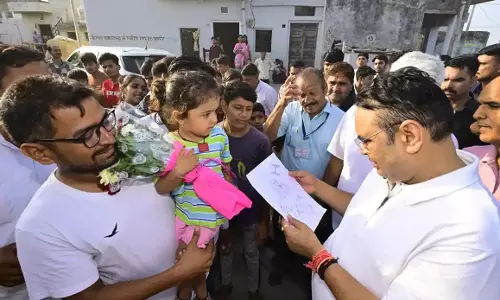 Jaipur: चाय चौपाल में मुख्यमंत्री ने सुनी ग्रामीणों की बातें, विकास कार्यों का किया ऐलान Jaipur: चाय चौपाल में मुख्यमंत्री ने सुनी ग्रामीणों की बातें, विकास कार्यों का किया ऐलान