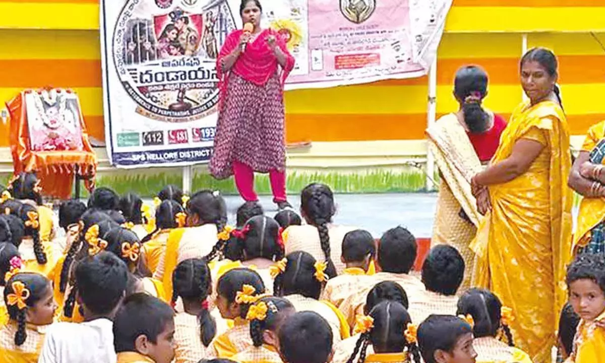 Andhra: महिलाओं की सुरक्षा पर जागरूकता कार्यक्रम आयोजित किया गया Andhra: महिलाओं की सुरक्षा पर जागरूकता कार्यक्रम आयोजित किया गया