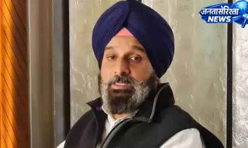 SHO नागरा की गिरफ्तारी पर गरमाई सियासत, मजीठिया ने सरकार को घेरा SHO नागरा की गिरफ्तारी पर गरमाई सियासत, मजीठिया ने सरकार को घेरा