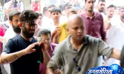 विरोध स्थल पर महिला की हरकत से हड़कंप विरोध स्थल पर महिला की हरकत से हड़कंप