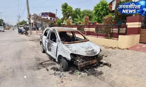 फतेहाबाद में खड़ी कार बनी आग का गोला, दो युवक बाल-बाल बचे फतेहाबाद में खड़ी कार बनी आग का गोला, दो युवक बाल-बाल बचे