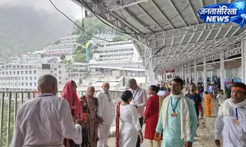 वैष्णो देवी यात्रियों का उत्साह बरकरार, मौसम चुनौती वैष्णो देवी यात्रियों का उत्साह बरकरार, मौसम चुनौती