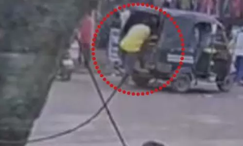 ऑटो रिक्शा में चोरी, महिला यात्री के बैग से जेवर पार ऑटो रिक्शा में चोरी, महिला यात्री के बैग से जेवर पार
