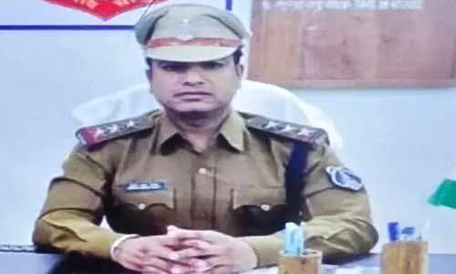 पुलिस अधिकारी नारायणपुर में गिरफ्तार, वकील फरार पुलिस अधिकारी नारायणपुर में गिरफ्तार, वकील फरार