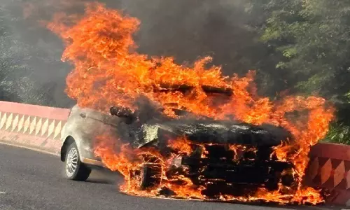 भट्टू रोड पर चलती कार में लगी भीषण आग, कुछ ही मिनटों में वाहन जलकर हुआ खाक भट्टू रोड पर चलती कार में लगी भीषण आग, कुछ ही मिनटों में वाहन जलकर हुआ खाक