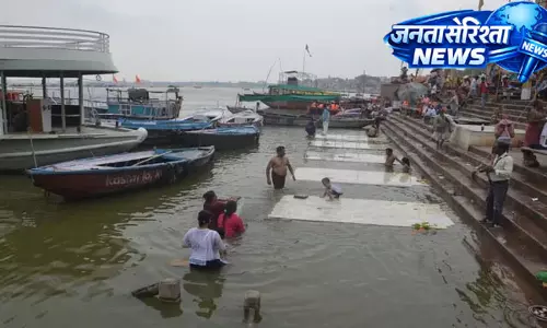 काशी में गंगा का जलस्तर बढ़ा, शीतला घाट का आरती स्थल जलमग्न काशी में गंगा का जलस्तर बढ़ा, शीतला घाट का आरती स्थल जलमग्न