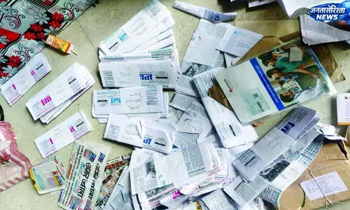 खतों के ढेर पर मस्ती करते रहे डाकिए खतों के ढेर पर मस्ती करते रहे डाकिए