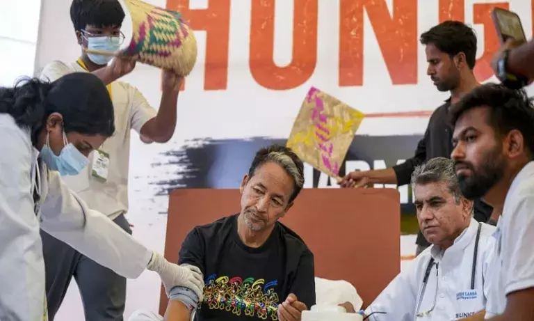Assam: जानी-मानी हस्तियों ने वांगचुक से की अनशन तोड़ने की मांग, केंद्र पर उठाए सवाल Assam: जानी-मानी हस्तियों ने वांगचुक से की अनशन तोड़ने की मांग, केंद्र पर उठाए सवाल