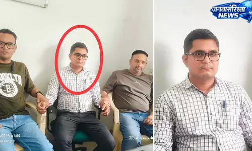 इंदौर में लोकायुक्त का शिकंजा, 40 हजार रिश्वत लेते बिजली कंपनी का JE गिरफ्तार इंदौर में लोकायुक्त का शिकंजा, 40 हजार रिश्वत लेते बिजली कंपनी का JE गिरफ्तार