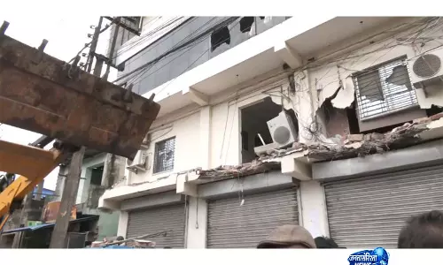 अमतला में TMC सांसद कार्यालय पर प्रशासन की कार्रवाई अमतला में TMC सांसद कार्यालय पर प्रशासन की कार्रवाई