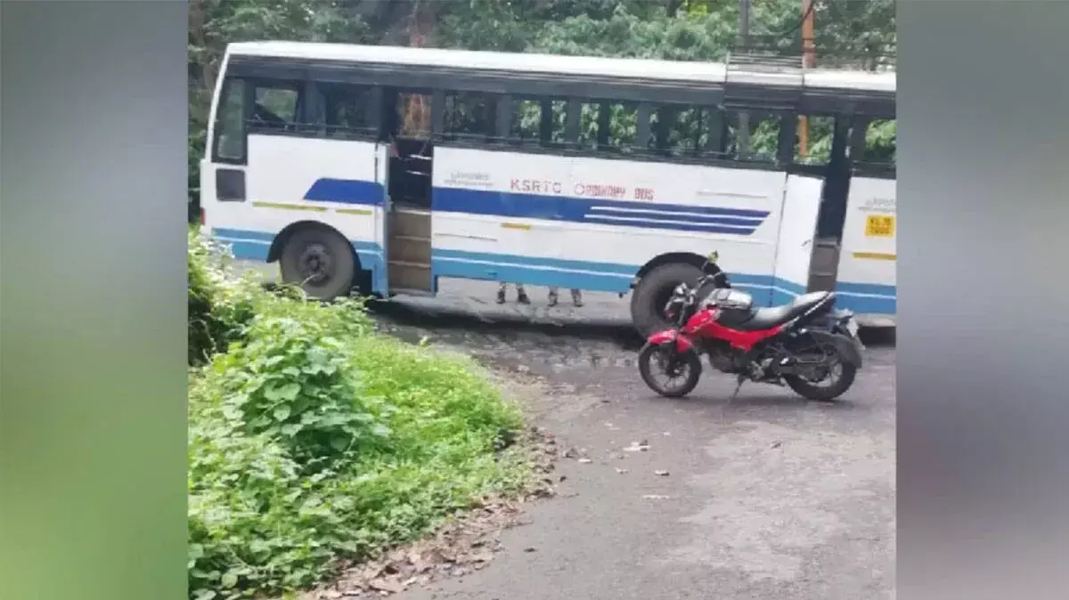 पोनमुडी आराम वलावु में फिर हादसा; प्रियदर्शिनी बस खराब हो गई पोनमुडी आराम वलावु में फिर हादसा; प्रियदर्शिनी बस खराब हो गई