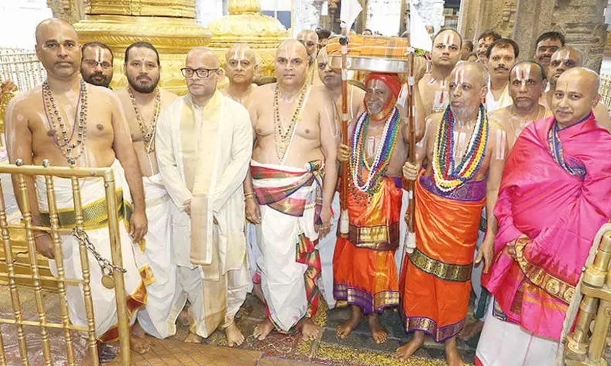 Andhra: तिरुमाला में अनिवारा अस्थानम का अवलोकन किया गया Andhra: तिरुमाला में अनिवारा अस्थानम का अवलोकन किया गया