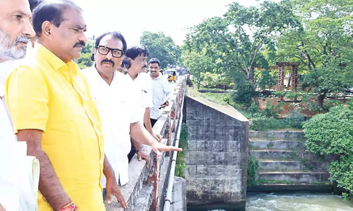 Andhra: गोदावरी डेल्टा में पानी के संकट को लेकर चिंता Andhra: गोदावरी डेल्टा में पानी के संकट को लेकर चिंता