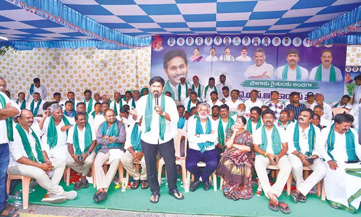 Andhra: तंबाकू किसानों की मदद के लिए 1,000 करोड़ रुपये की मांग की गई Andhra: तंबाकू किसानों की मदद के लिए 1,000 करोड़ रुपये की मांग की गई