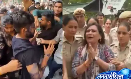 Sonam वांगचुक के समर्थन प्रदर्शन में हंगामा, अभिजीत दीपके पर स्याही अटैक Sonam वांगचुक के समर्थन प्रदर्शन में हंगामा, अभिजीत दीपके पर स्याही अटैक