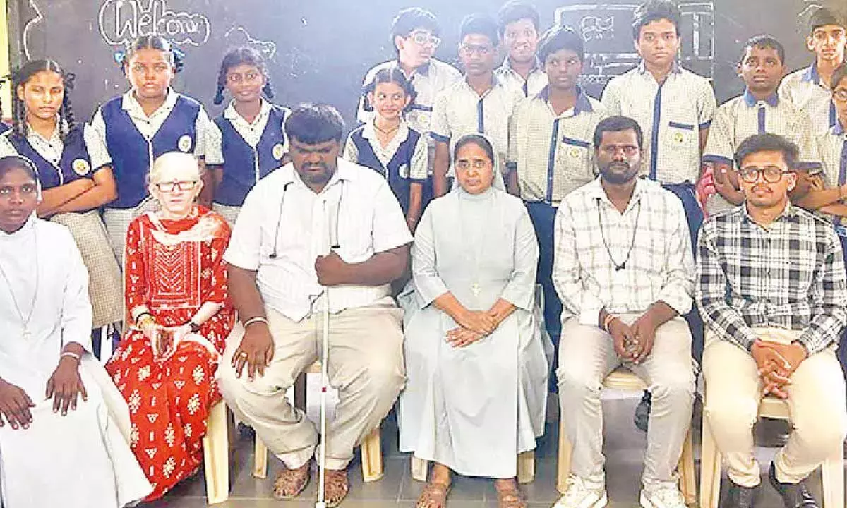 Andhra: कम दृष्टि वाले छात्रों के लिए कार्यशाला आयोजित की गई Andhra: कम दृष्टि वाले छात्रों के लिए कार्यशाला आयोजित की गई