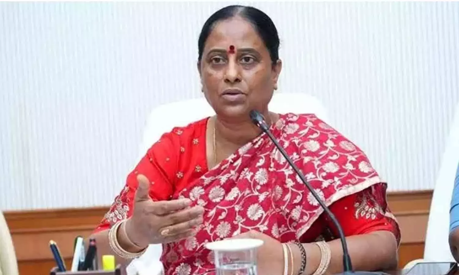 Telangana: मंदिर सेवा के लिए भक्ति और अनुशासन ज़रूरी: मंत्री कोंडा सुरेखा Telangana: मंदिर सेवा के लिए भक्ति और अनुशासन ज़रूरी: मंत्री कोंडा सुरेखा