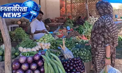 टमाटर-प्याज के बाद अदरक-धनिया भी महंगे, बिगड़ा रसोई बजट टमाटर-प्याज के बाद अदरक-धनिया भी महंगे, बिगड़ा रसोई बजट