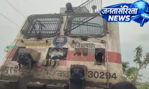 लखीसराय में टला बड़ा रेल हादसा, ट्रैक्टर से टकराई ट्रेन लखीसराय में टला बड़ा रेल हादसा, ट्रैक्टर से टकराई ट्रेन