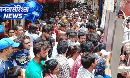 गर्मी और भीड़ के बीच श्रद्धालुओं की परेशानी बढ़ी गर्मी और भीड़ के बीच श्रद्धालुओं की परेशानी बढ़ी