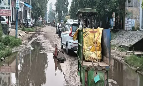 श्रद्धालुओं के रास्ते में संकट, शुकतीर्थ जाने वाली सड़क पर गहरा गड्ढा श्रद्धालुओं के रास्ते में संकट, शुकतीर्थ जाने वाली सड़क पर गहरा गड्ढा