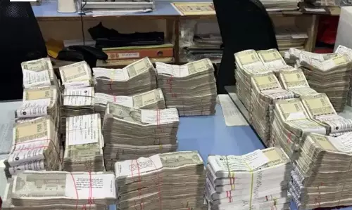 बालू माफिया पर ED का शिकंजा, 12 ठिकानों पर छापेमारी; 2.92 करोड़ कैश और दस्तावेज बरामद बालू माफिया पर ED का शिकंजा, 12 ठिकानों पर छापेमारी; 2.92 करोड़ कैश और दस्तावेज बरामद