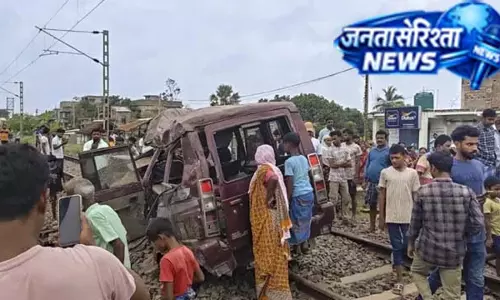 मुर्शिदाबाद रेल हादसा: किस्मत से बची छात्रा की जान मुर्शिदाबाद रेल हादसा: किस्मत से बची छात्रा की जान