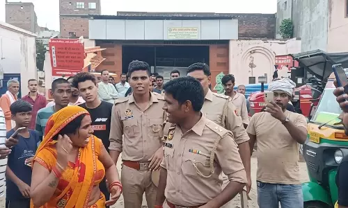 जेल में मौत या साजिश? देवर की मौत पर भड़की भाभी, पुलिस के पीछे दौड़ी… जेल में मौत या साजिश? देवर की मौत पर भड़की भाभी, पुलिस के पीछे दौड़ी…