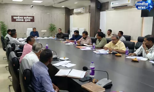 राजस्व कार्यों को गति देने कलेक्टर की बड़ी बैठक राजस्व कार्यों को गति देने कलेक्टर की बड़ी बैठक