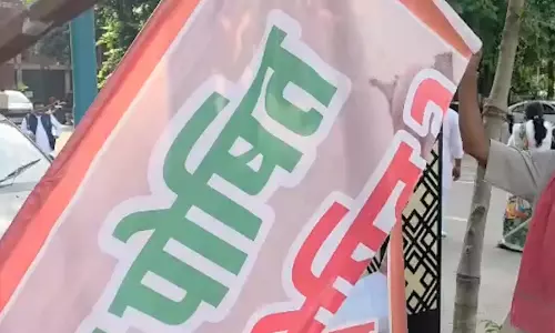 अखिलेश यादव की चुप्पी पर लगाए गए पोस्टर को सपा छात्र सभा नेता ने फाड़ा अखिलेश यादव की चुप्पी पर लगाए गए पोस्टर को सपा छात्र सभा नेता ने फाड़ा