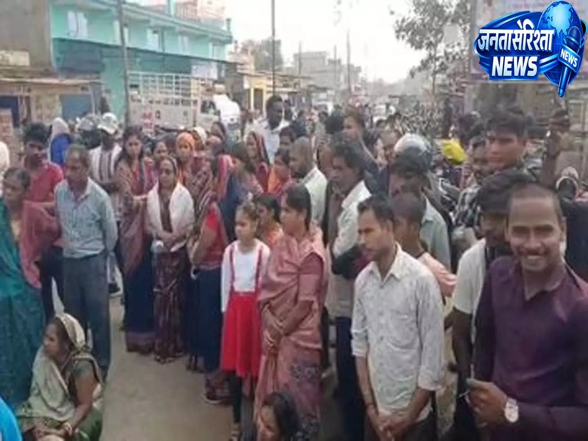 जहांगीरपुरी मर्डर केस: गिरफ्तारी की मांग को लेकर लोगों ने किया सड़क जाम जहांगीरपुरी मर्डर केस: गिरफ्तारी की मांग को लेकर लोगों ने किया सड़क जाम