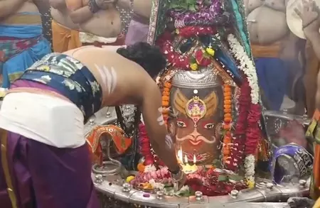 ओम-बेल पत्र और मुकुट से सजे बाबा महाकाल, जयकारों के बीच किया गया भव्य शृंगार ओम-बेल पत्र और मुकुट से सजे बाबा महाकाल, जयकारों के बीच किया गया भव्य शृंगार
