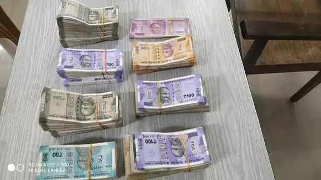 तमिलनाडु के 35 तालुक कार्यालयों में एक साथ छापेमारी, 82.10 लाख की बेहिसाब नकदी जब्त तमिलनाडु के 35 तालुक कार्यालयों में एक साथ छापेमारी, 82.10 लाख की बेहिसाब नकदी जब्त