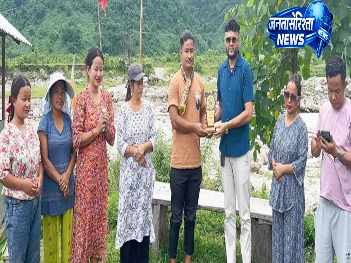 बालासन नदी में चार पर्यटकों की जान बचाने वाले युवक के लिए बहादुरी पुरस्कार की मांग बालासन नदी में चार पर्यटकों की जान बचाने वाले युवक के लिए बहादुरी पुरस्कार की मांग
