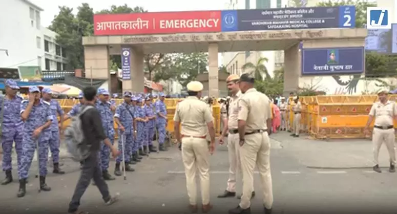 सोनम वांगचुक अस्पताल में भर्ती, पुलिस ने बढ़ाई सुरक्षा; पत्नी बोलीं- परिवार की सहमति के बिना न हो इलाज सोनम वांगचुक अस्पताल में भर्ती, पुलिस ने बढ़ाई सुरक्षा; पत्नी बोलीं- परिवार की सहमति के बिना न हो इलाज
