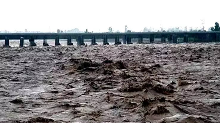 Jammu: जम्मू-कश्मीर में बाढ़ का खतरा बढ़ा, प्रशासन ने जारी की चेतावनी Jammu: जम्मू-कश्मीर में बाढ़ का खतरा बढ़ा, प्रशासन ने जारी की चेतावनी