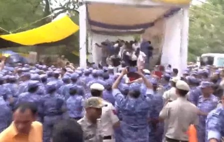 सोनम वांगचुक को अस्पताल ले जाने पर विपक्ष का हंगामा, सरकार पर लगाए तानाशाही के आरोप सोनम वांगचुक को अस्पताल ले जाने पर विपक्ष का हंगामा, सरकार पर लगाए तानाशाही के आरोप