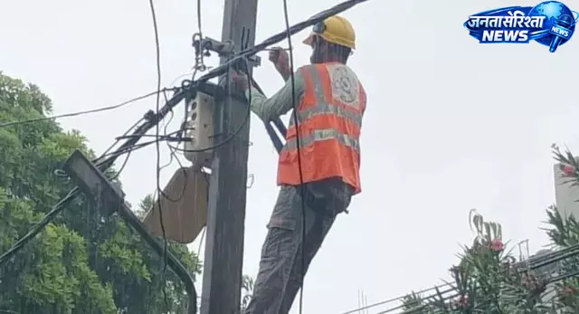 जलभराव के कारण विजय चौक क्षेत्र की बिजली आपूर्ति ठप जलभराव के कारण विजय चौक क्षेत्र की बिजली आपूर्ति ठप