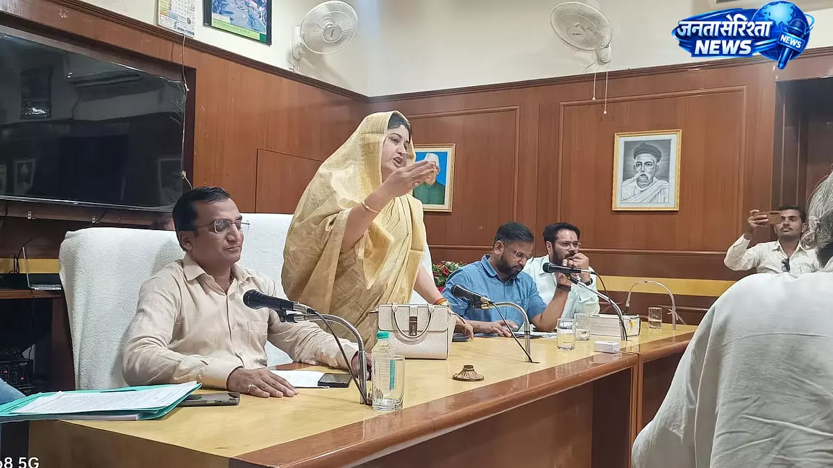 नगर परिषद बैठक में कचरे के मुद्दे पर हंगामा, विपक्ष नेता को बाहर निकालने का दिया गया आदेश नगर परिषद बैठक में कचरे के मुद्दे पर हंगामा, विपक्ष नेता को बाहर निकालने का दिया गया आदेश