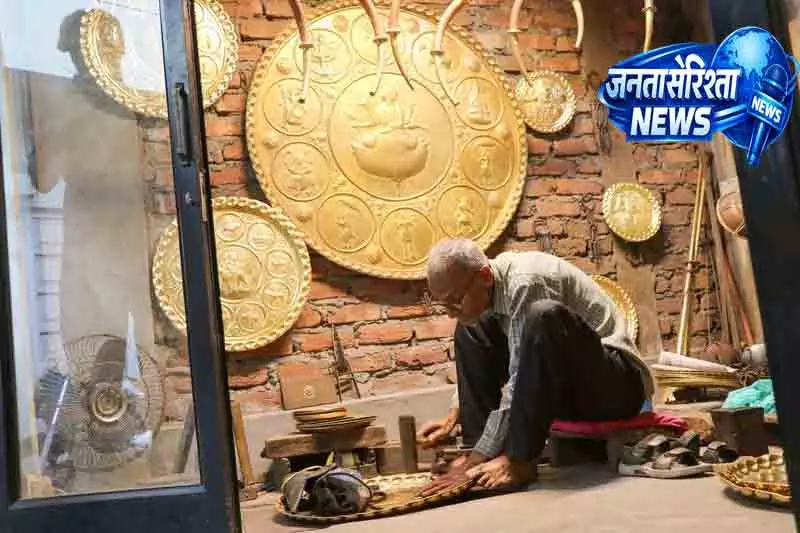 Chamba का सदियों पुराना धातु शिल्प संकट में Chamba का सदियों पुराना धातु शिल्प संकट में