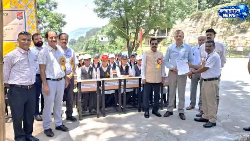 Chamba NHPC ने डलहौजी स्कूल को दिए नए डेस्क Chamba NHPC ने डलहौजी स्कूल को दिए नए डेस्क