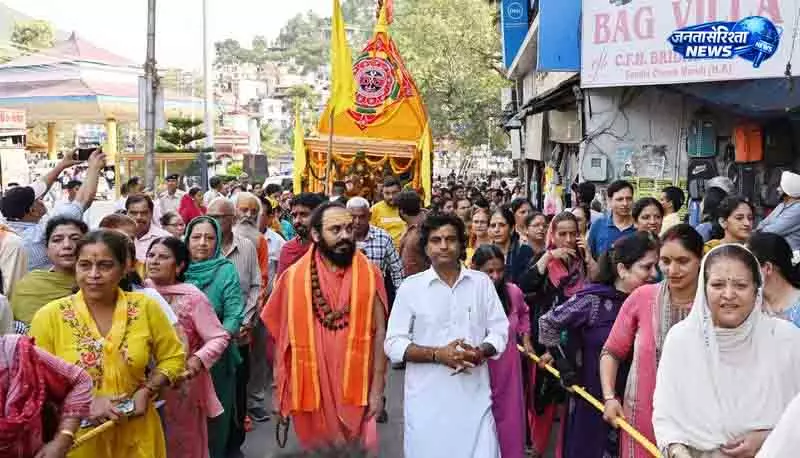Mandi में भक्तों ने वार्षिक भगवान जगन्नाथ रथ यात्रा निकाली Mandi में भक्तों ने वार्षिक भगवान जगन्नाथ रथ यात्रा निकाली