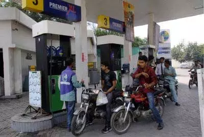 पाकिस्तान में पेट्रोल और डीजल महंगा: अब रोजाना तय होंगी ईंधन की कीमतें, डीलर्स ने किया विरोध पाकिस्तान में पेट्रोल और डीजल महंगा: अब रोजाना तय होंगी ईंधन की कीमतें, डीलर्स ने किया विरोध