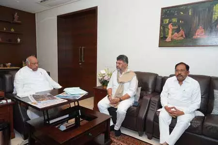 कर्नाटक कैबिनेट विस्तार पर खड़गे से मिले डी.के. शिवकुमार, संगठन में बदलाव पर भी हुई चर्चा कर्नाटक कैबिनेट विस्तार पर खड़गे से मिले डी.के. शिवकुमार, संगठन में बदलाव पर भी हुई चर्चा