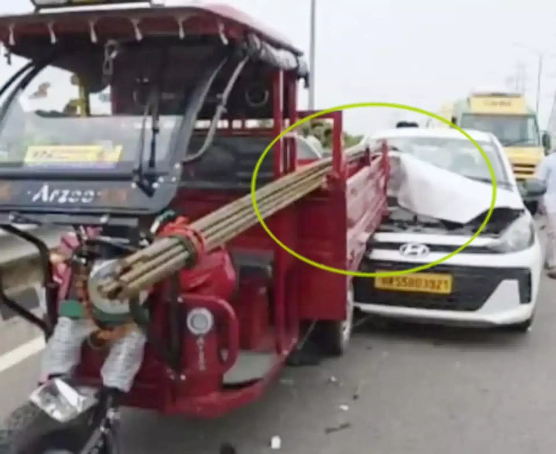 Gurugram: सड़क हादसे में कैब चालक की जान गई, ई-रिक्शा का सरिया शरीर के आर-पार Gurugram: सड़क हादसे में कैब चालक की जान गई, ई-रिक्शा का सरिया शरीर के आर-पार