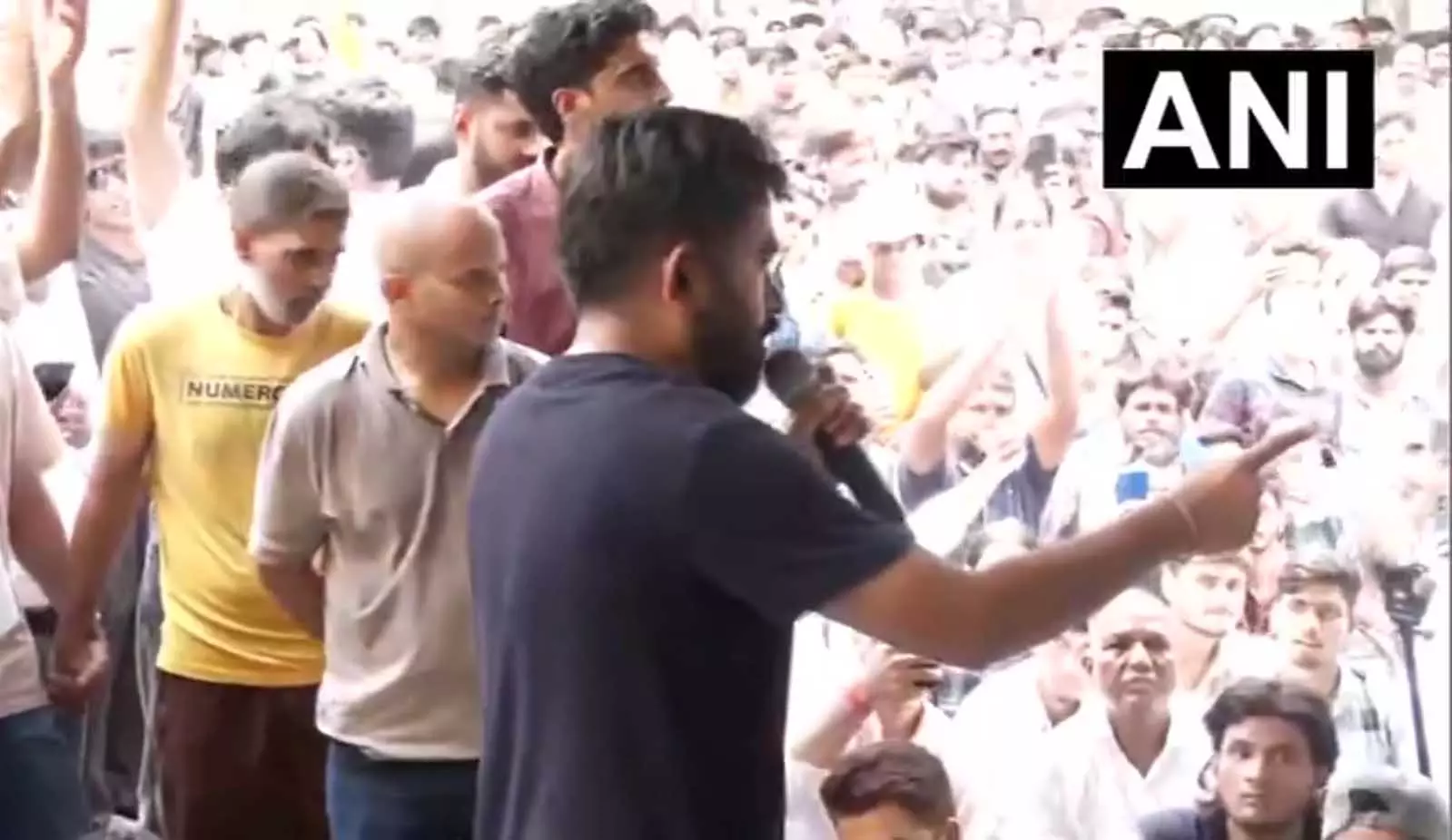 कॉकरोच जनता पार्टी के फाउंडर अभिजीत दीपके पर महिला ने स्याही फेंकी, जंतर-मंतर पर हंगामा कॉकरोच जनता पार्टी के फाउंडर अभिजीत दीपके पर महिला ने स्याही फेंकी, जंतर-मंतर पर हंगामा