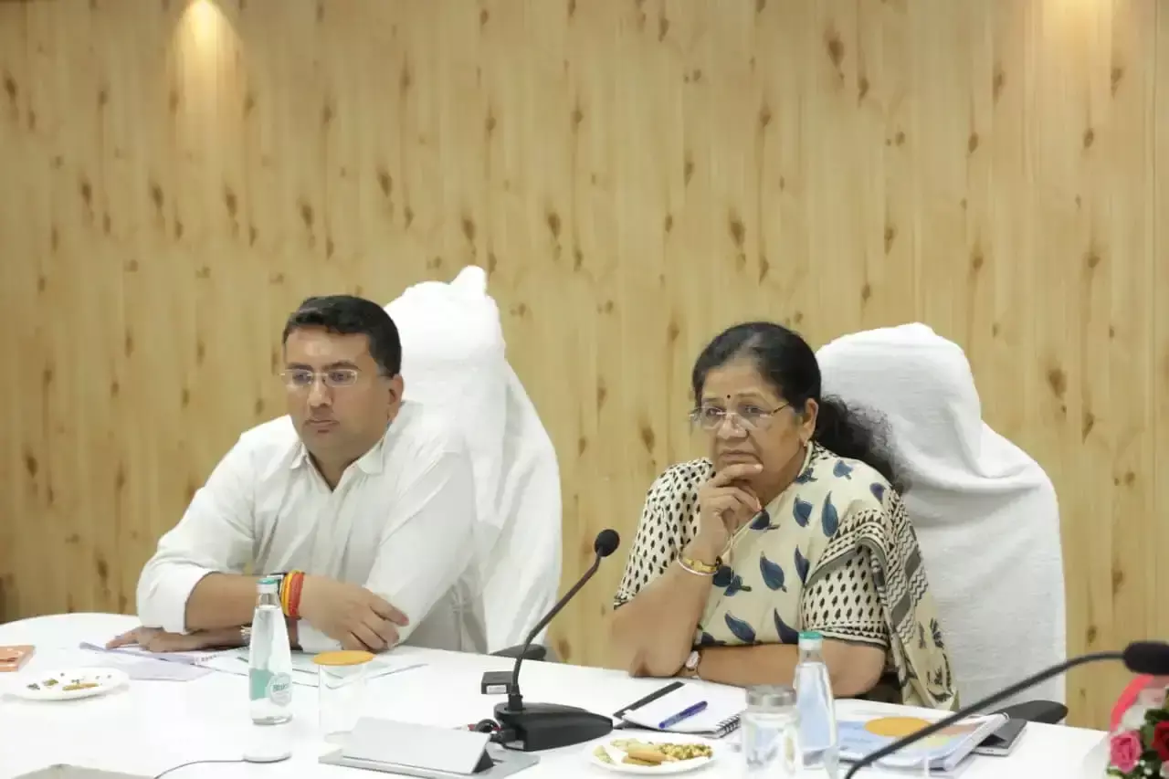 Jaipur: मानसून तैयारियों को लेकर सांसद मंजू शर्मा सख्त, अधिकारियों को दिए निर्देश Jaipur: मानसून तैयारियों को लेकर सांसद मंजू शर्मा सख्त, अधिकारियों को दिए निर्देश
