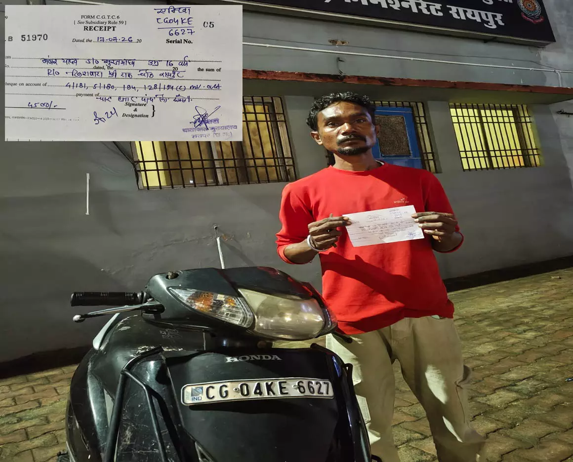 रायपुर ब्रेकिंग : सार्वजनिक मार्ग पर स्टंटबाजी, चार सवारी करना पड़ा महंगा, 4 हजार का कटा चालान रायपुर ब्रेकिंग : सार्वजनिक मार्ग पर स्टंटबाजी, चार सवारी करना पड़ा महंगा, 4 हजार का कटा चालान