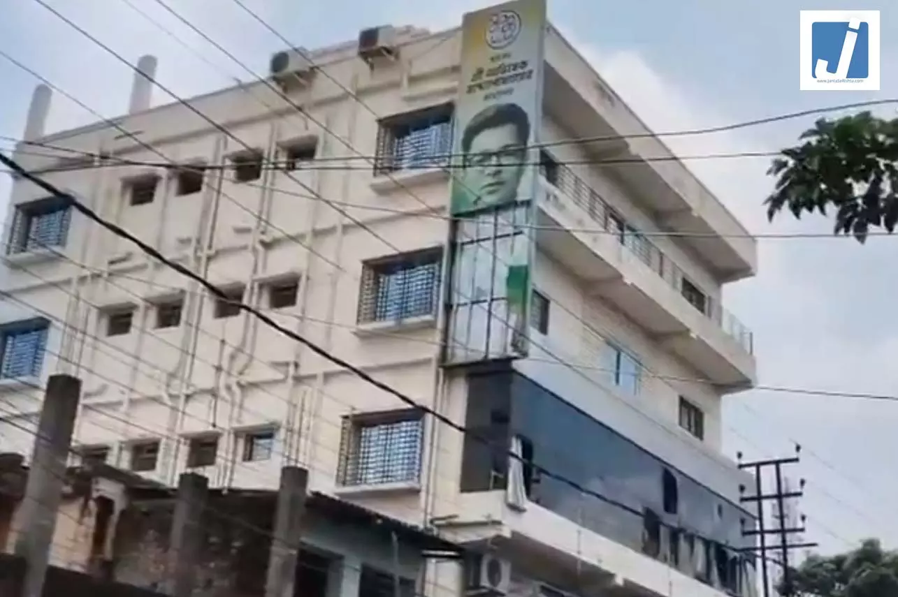 ममता बनर्जी के भतीजे अभिषेक बनर्जी के पार्टी दफ्तर पर बुलडोजर कार्रवाई, भारी फोर्स दिखी ममता बनर्जी के भतीजे अभिषेक बनर्जी के पार्टी दफ्तर पर बुलडोजर कार्रवाई, भारी फोर्स दिखी